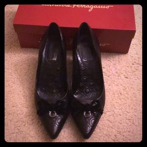 Ferragamo Beverly black pointy toe pumps